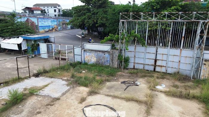  Sau thời hạn này, trong vòng 15 ngày, thành phố sẽ ban hành quyết định thu hồi đất theo quy định. Nếu các tổ chức, cá nhân liên quan không thực hiện quyết định thu hồi đất của UBND thành phố, cơ quan chức năng sẽ tiến hành cưỡng chế theo quy định của pháp luật. Sở Nông nghiệp và Môi trường TP. Huế hiện được giao theo dõi, rà soát quá trình thực hiện thông báo thu hồi đất, tham mưu UBND thành phố ban hành quyết định thu hồi và các bước xử lý tiếp theo. 