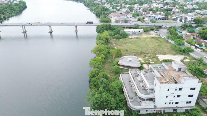 Theo hồ sơ dự án, cuối năm 2018, UBND tỉnh Thừa Thiên Huế (nay là TP. Huế) phê duyệt kết quả trúng đấu giá quyền sử dụng đất để Công ty CP Hạ tầng Đông Á thực hiện dự án Tổ hợp thương mại dịch vụ tại số 243 Nguyễn Sinh Cung. Dự án có tổng mức đầu tư hơn 200 tỷ đồng, thời hạn thuê đất 50 năm kể từ ngày công nhận kết quả trúng đấu giá.