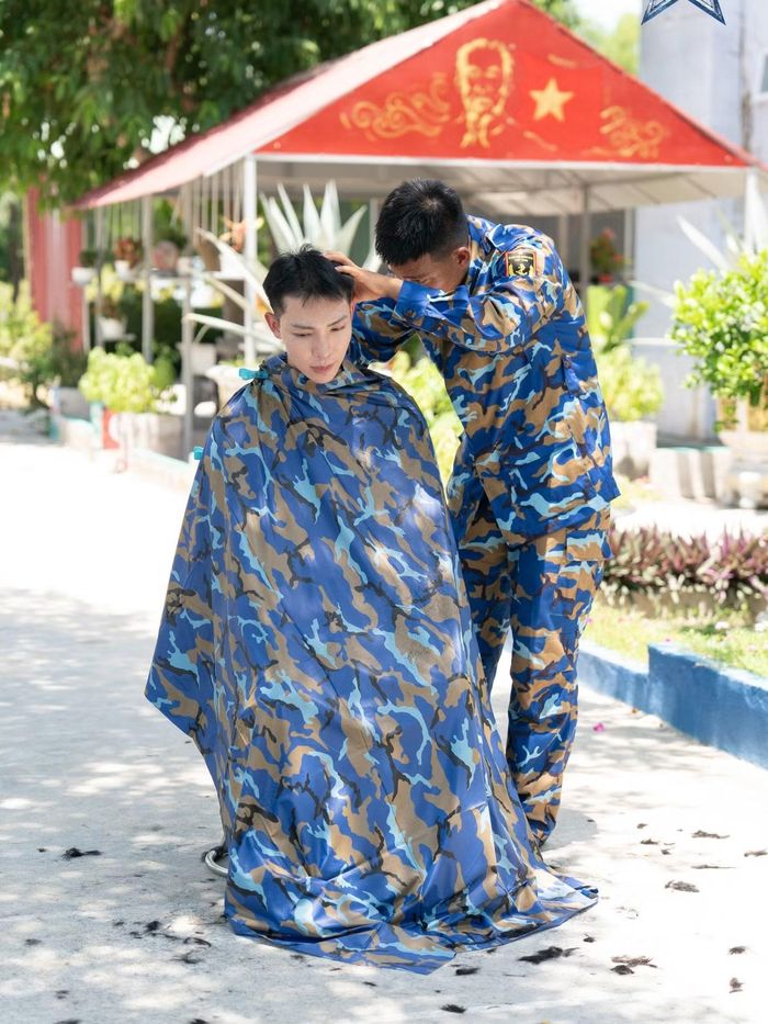 Tình huống do dự khi cắt tóc của Erik gây tranh cãi.