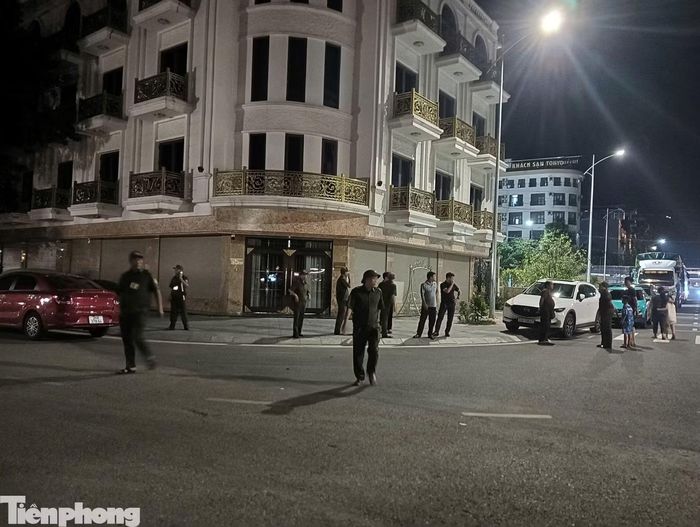 Lực lượng chức năng có mặt tại nhà riêng của Hải Sa Pa, đồng thời là trụ sở của Công ty cổ phần Tập đoàn Sapa TV tại Lào Cai tối 21/8.