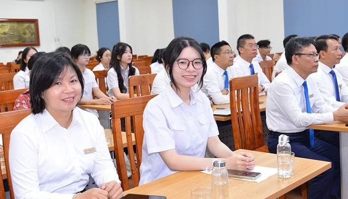 Nữ sinh Nguyễn Mai Chi cùng giảng viên hướng dẫn tại buổi lễ tuyên dương.