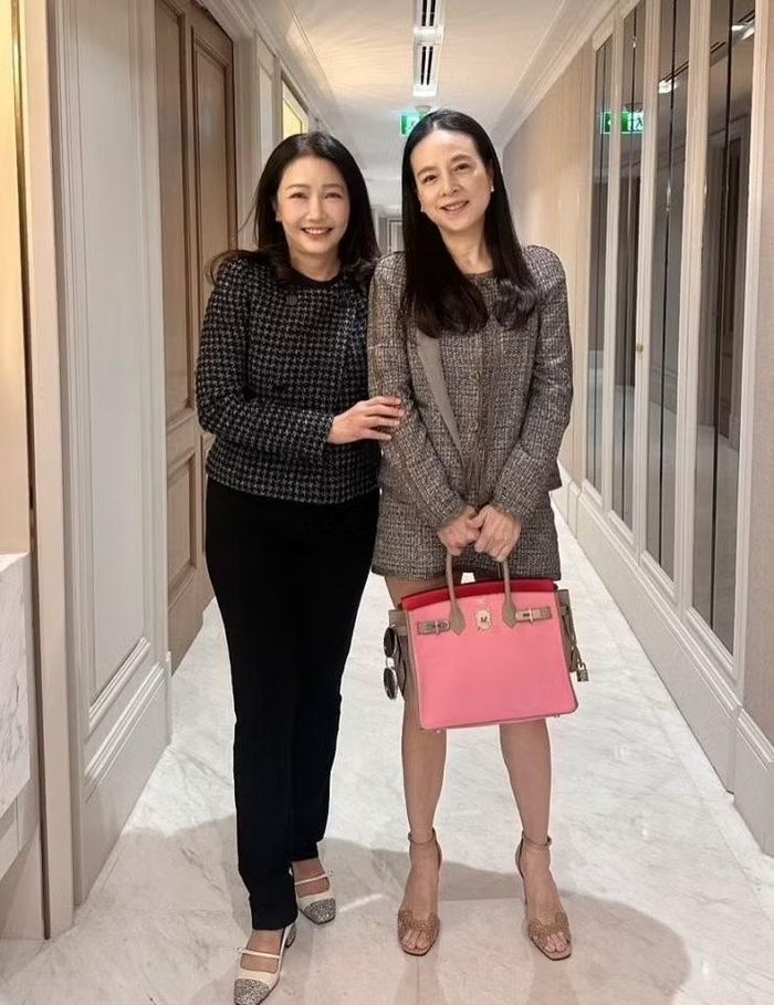 Madam Pang từng chi 1,3 triệu USD để săn 5 chiếc túi quý hiếm của Hermes. Biệt thự của bà có riêng một không gian khổng lồ chỉ để trưng bày hàng trăm chiếc túi Hermes đủ mọi kích cỡ, màu sắc và chất liệu.