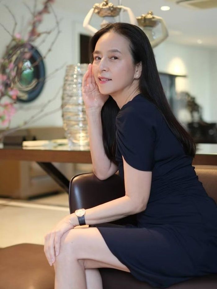 Uống 20 cốc nước mỗi ngày, nói không với bia rượu và chăm chỉ chạy bộ, đó là bí quyết hàng ngày để Madam Pang duy trì ngoại hình trẻ, đẹp. Chính vì sự trẻ trung, kết hợp sự giàu có, nữ tỷ phú mới duy trì sức ảnh hưởng lâu như vậy.