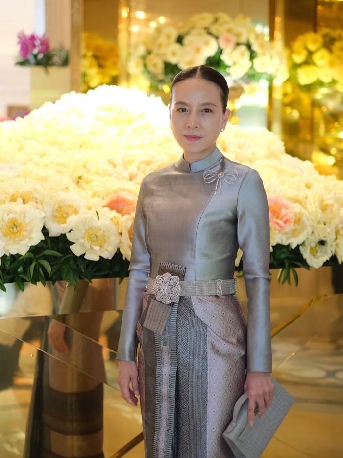 Madam Pang thuộc thế hệ thứ 5 của gia tộc Lamsam, một trong những gia tộc giàu có nhất Thái Lan. Gia đình bà sở hữu Ngân hàng Kasikorn (KBank) danh tiếng. Theo tiết lộ từ truyền thông Thái Lan, Madam Pang sở hữu khối tài sản cá nhân hơn 115 triệu USD. Từ gia thế khủng và giàu có, Madam Pang được tín nhiệm cho vị trí Chủ tịch FAT, với vai trò chủ chốt là thu hút các nguồn lực tài trợ, từ đó mở rộng ngân sách để phát triển bóng đá Thái Lan.