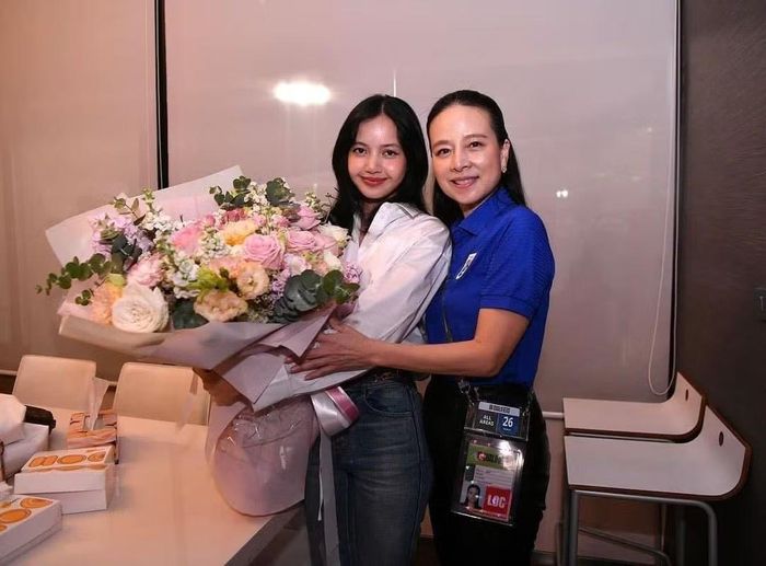 Nữ tỷ phú còn có sức ảnh hưởng trong giới giải trí Thái Lan. Đây là khoảnh khắc Madam Pang gặp Lisa (BlackPink) trong lúc bà cùng tuyển Thái Lan đá giao hữu với Hàn Quốc tại Bangkok.