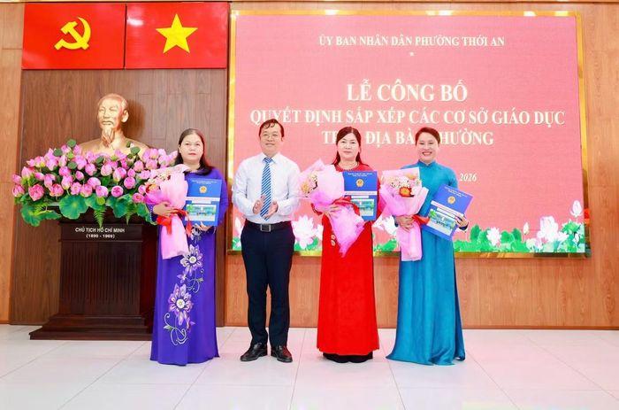 Ông Nguyễn Đức Hiệp - Chủ tịch UBND phường Thới An trao quyết định bổ nhiệm hiệu trưởng, hiệu phó Trường mầm non Hồng Yến. Ảnh: UBND phường cung cấp