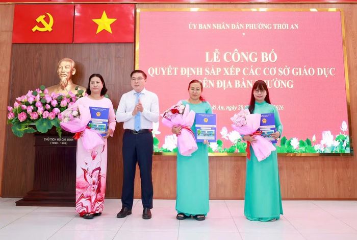 Lãnh đạo phường Thới An trao quyết định bổ nhiệm hiệu trưởng và hiệu phó Trường THCS Lương Thế Vinh. Ảnh: UBND phường cung cấp