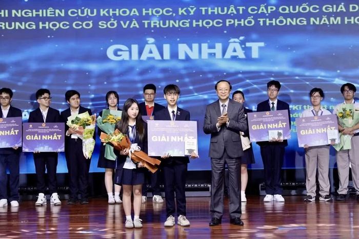 Lãnh đạo Bộ GD&ĐT trao giải thưởng cho học sinh đạt giải trong cuộc thi năm ngoái.
