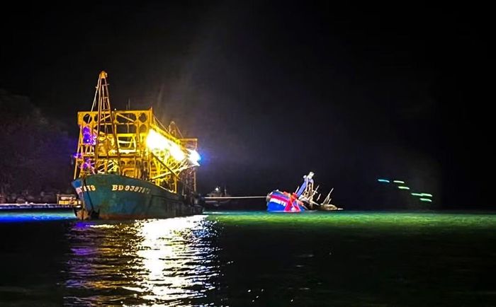 Tàu GL-99322-TS cũng được lực lượng Biên phòng cùng tàu cá ngư dân địa phương hỗ trợ kéo vào bờ.