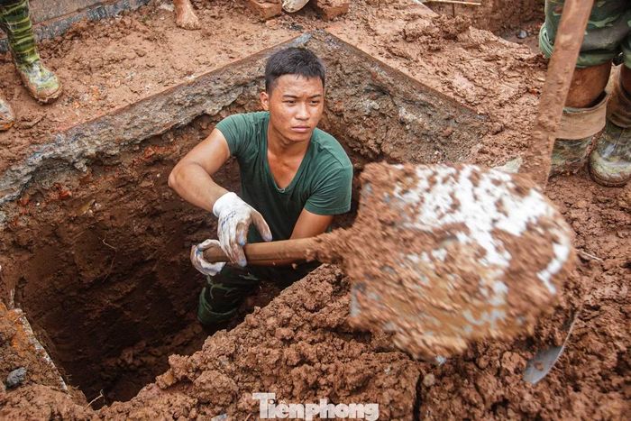 Do nhiều hài cốt đã được an táng từ hàng chục năm trước, việc xác định vị trí và khai quật đòi hỏi sự tỉ mỉ, thận trọng. Có những tiểu quách nằm ở độ sâu từ 2,5-3,5 m mới có thể tiếp cận.