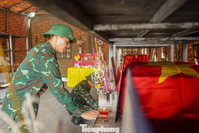 Sau khi lấy xong mẫu xét nghiệm, hài cốt liệt sĩ sẽ được đựng trong tiểu quách mới, di chuyển về phòng chờ và sẽ được an táng trở lại.