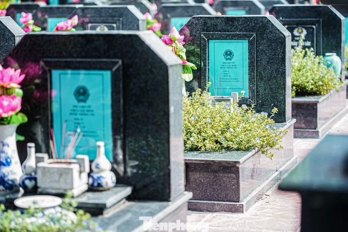 Tính đến 20/8, 205 hài cốt trong tổng số 469 ngôi mộ liệt sĩ chưa rõ danh tính tại Nghĩa trang Mai Dịch đã được khai quật, 154 ngôi mộ đã được hoàn trả lại như cũ.