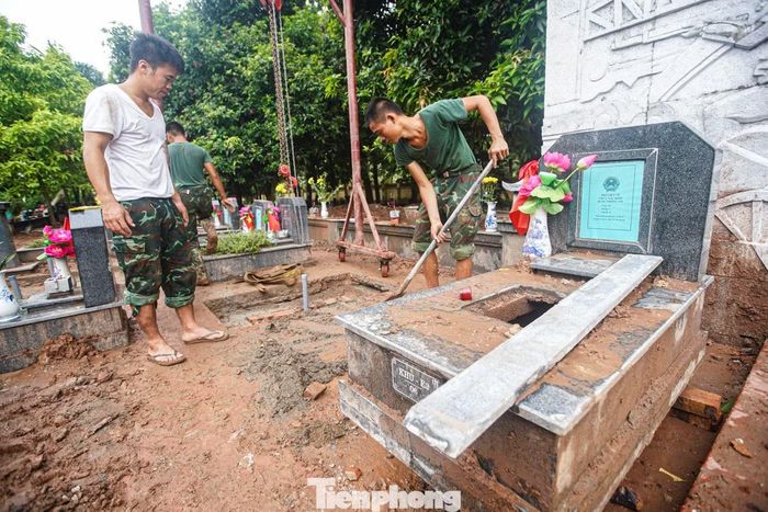 Những ngày tháng 8, bất kể nắng hay mưa, cán bộ, chiến sĩ Bộ Tư lệnh Thủ đô Hà Nội khẩn trương triển khai công tác khai quật, lấy mẫu hài cốt liệt sĩ tại Nghĩa trang Mai Dịch để phục vụ giám định ADN.