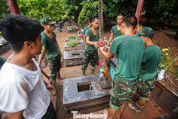 Lực lượng làm nhiệm vụ có mặt tại nghĩa trang từ trước 6h, làm việc đến gần trưa, buổi chiều tiếp tục từ 14h đến khoảng 18h30. Máy khoan, ròng rọc được sử dụng để tháo dỡ các khung mộ trước khi tiến hành khai quật.