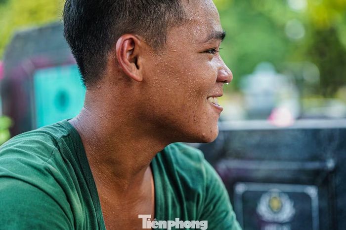 Mồ hôi thấm đẫm quân phục sau nhiều giờ làm việc, nhưng với những người trực tiếp tham gia, đây không chỉ là nhiệm vụ chuyên môn mà còn là trách nhiệm với những đồng đội đã hy sinh.