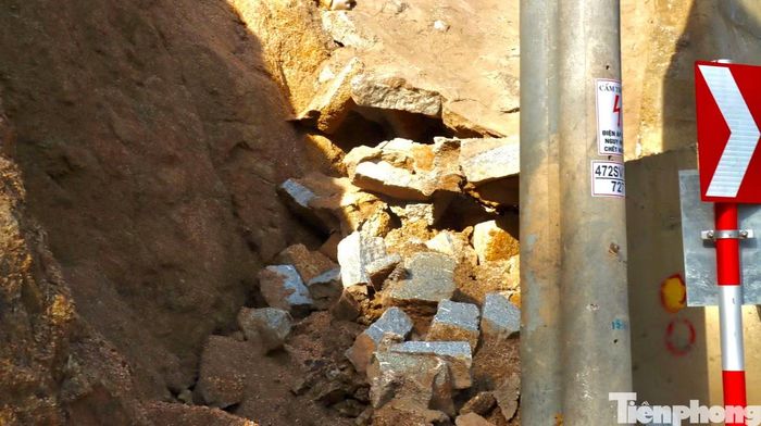 Một số cấu kiện bê tông bị gãy vỡ, xô lệch cùng đất đá từ phía trên.