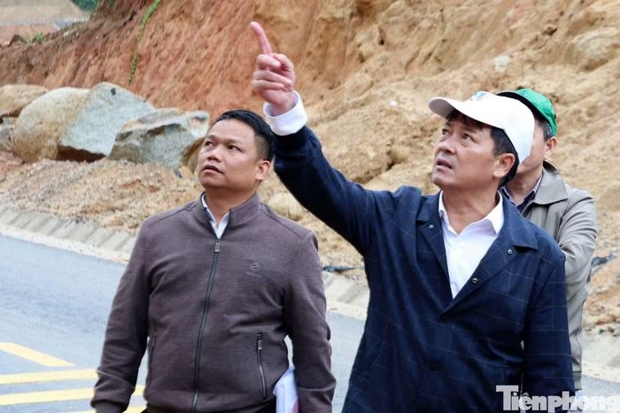 Tại hiện trường, Phó Chủ tịch Thường trực UBND tỉnh Lâm Đồng yêu cầu chủ đầu tư phối hợp chính quyền địa phương thường xuyên kiểm tra, rà soát toàn tuyến, nhất là trong thời điểm mưa lớn kéo dài, để kịp thời phát hiện các vị trí có nguy cơ sạt trượt.