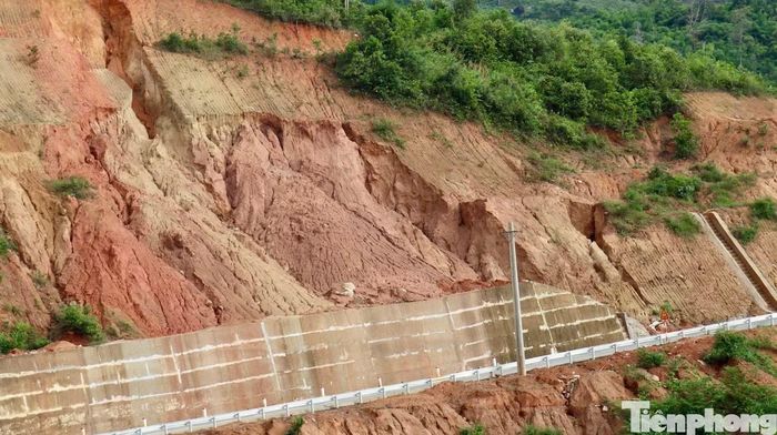 Tuy nhiên, do nhiều đoạn tuyến phải đào sâu vào sườn núi, các mái taluy dương được hình thành với chiều cao lớn, kéo dài sát mặt đường.