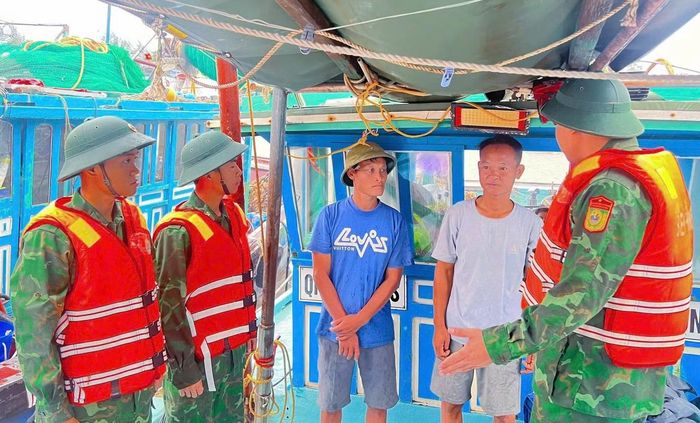 Bộ đội biên phòng TP Hải Phòng hỗ trợ ngư dân neo đậu tàu thuyền, sơ tán thuyền viên trên đảo Bạch Long Vĩ và đảo Cát Bà.