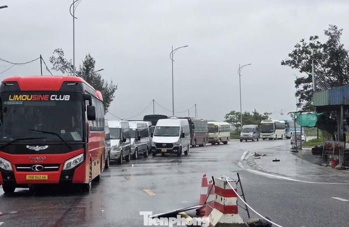 Ô tô chở khách xếp hàng dài tại bến phà Đồng Bài - Cái Viềng do phà tạm dừng hoạt động.