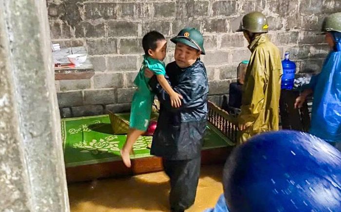 Tại phường Đông Kinh, một số khu vực trũng, thấp nước dâng cao. Lực lượng chức năng phải tổ chức sơ tán người dân cùng tài sản ngay trong đêm.