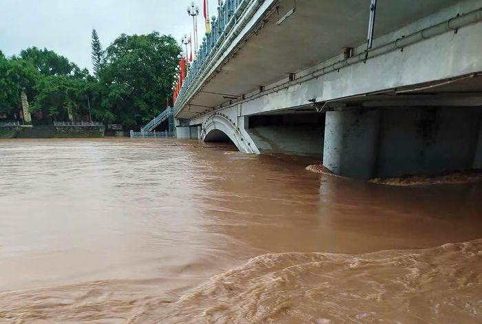 Đến sáng nay, nước trên sông Kỳ Cùng đã dâng rất cao, hình ảnh ghi nhận tại hành lang hai bên cầu Kỳ Cùng nằm tại trung tâm phường Đông Kinh, tỉnh Lạng Sơn.