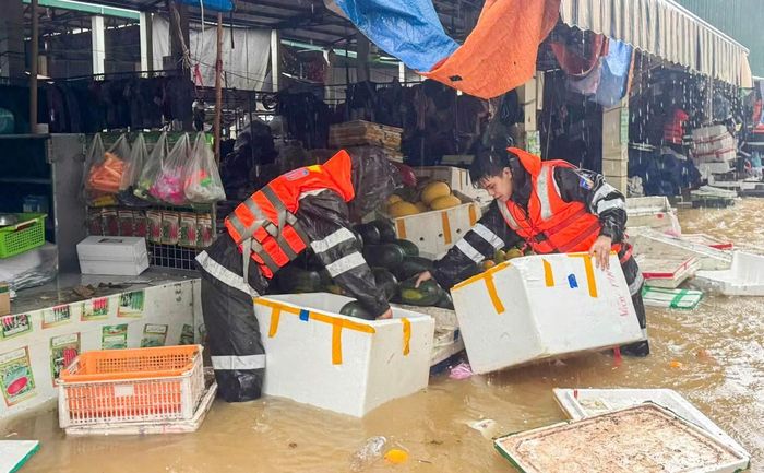 Tại phường Lương Văn Tri, nước dâng gây ngập tại ngầm Thác Trà, khu vực khối Trần Quang Khải 2 và ngầm Nà Bang thuộc khối Đoàn Kết (khối Quảng Liên 3 cũ). Công an phường Lương Văn Tri cảnh báo khu vực đường Trần Nhật Duật, thuộc khối Cửa Bắc, đoạn sát bờ sông Kỳ Cùng, đang có mực nước dâng cao.