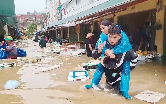 Tại chợ Giếng Vuông, nước ngập sâu cả mét, lực lượng chức năng đã phải hỗ trợ người dân di tản.