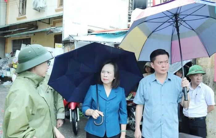 Chủ tịch HĐND tỉnh Lạng Sơn Đoàn Thị Hậu và Phó Chủ tịch Thường trực UBND tỉnh Đinh Hữu Học kiểm tra tại hiện trường ngập, chỉ đạo các các lực lượng ứng phó bão số 4 trong sáng 22/8.
