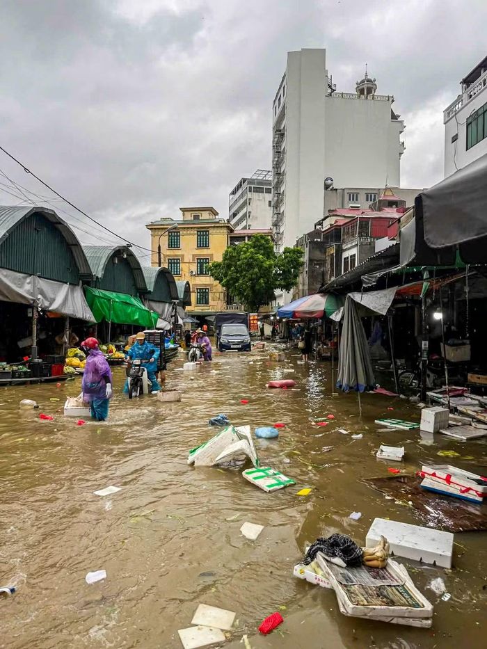 Nước sông dâng cao khiến chợ Giếng Vuông, phường Kỳ Lừa cùng nhiều khu dân cư, tuyến đường bị ngập úng.