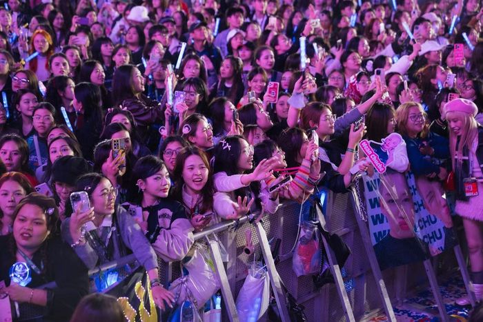 Chỉ trong vòng một tháng, khán giả có thể xem tour của ban nhạc Việt, concert phát triển từ chương trình truyền hình, liveshow cá nhân và tour diễn của nhóm nhạc hàng đầu Hàn Quốc.