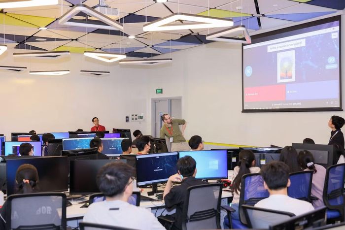 Sinh viên BUV trong tiết học công nghệ.