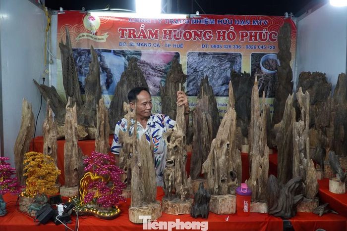 Trầm hương sản phẩm được trưng bày tại gian hàng hội chợ.