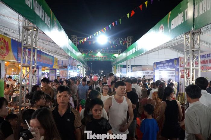 Đông đảo người dân tham quan, mua sắm tại hội chợ triển lãm sản phẩm công nghiệp nông thôn tiêu biểu khu vực miền Trung - Tây Nguyên năm 2026.