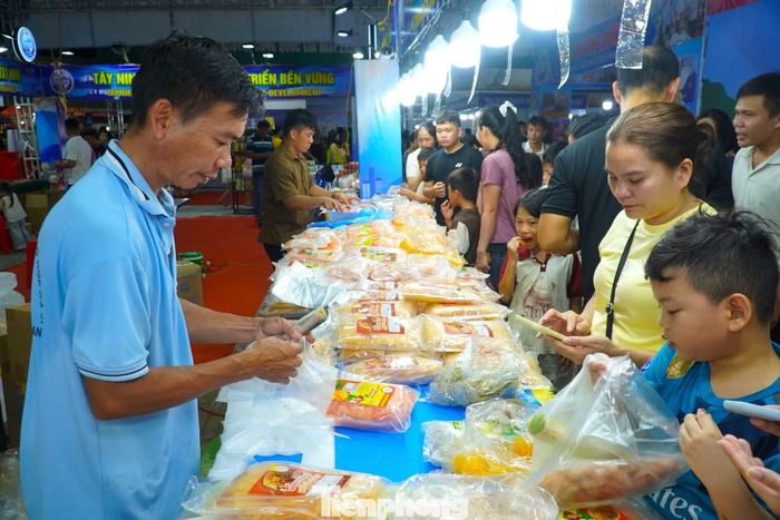Trong đêm khai mạc, hàng ngàn người đến để mua, tham quan các đặc sản công nghiệp nông thôn mang đặc trưng vùng miền.