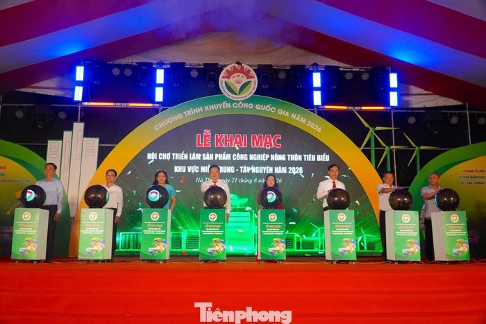 Tại lễ khai mạc, các đại biểu thực hiện nghi thức bấm nút khai mạc hội chợ.