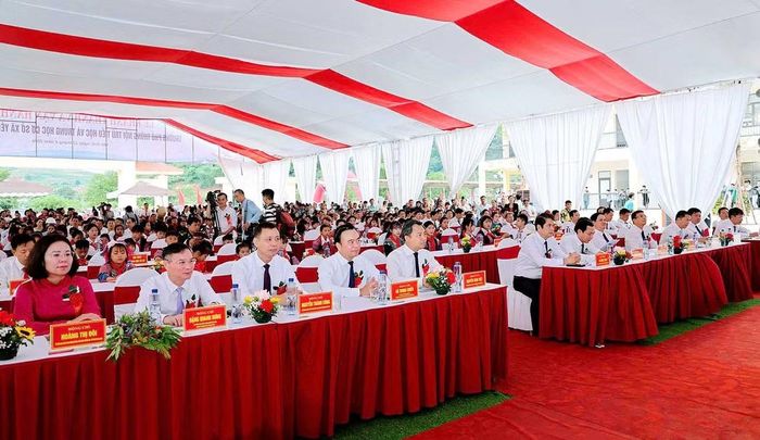 Toàn cảnh lễ khánh thành Trường Phổ thông nội trú Tiểu học và Trung học cơ sở xã Yên Sơn.
