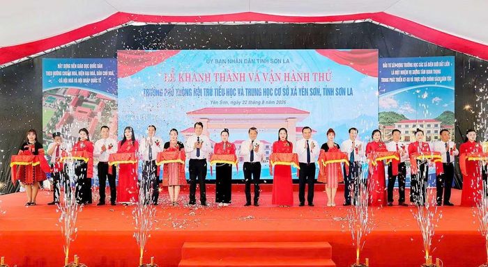 Các đại biểu cắt băng khánh thành Trường phổ thông nội trú Tiểu học và Trung học cơ sở xã Yên Sơn.