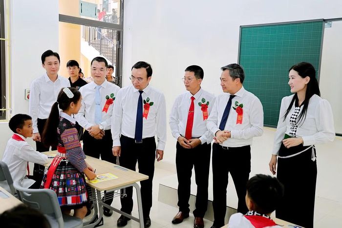 Lãnh đạo UBND tỉnh Sơn La tham quan các lớp học và động viên học sinh.