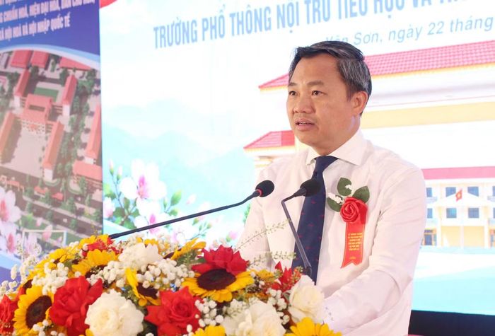 Ông Nguyễn Đình Việt phát biểu tại lễ khánh thành Trường Phổ thông nội trú Tiểu học và Trung học cơ sở xã Yên Sơn.