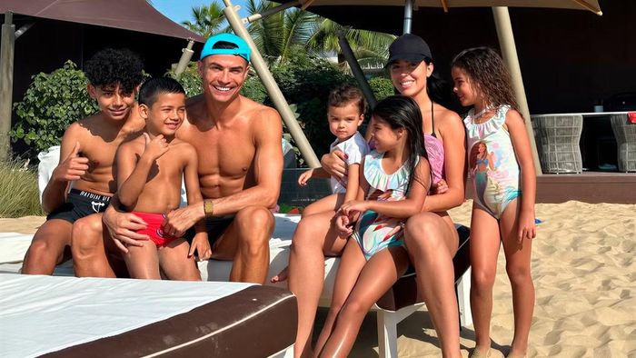 Georgina Rodríguez đã hoàn tất thủ tục nhận nuôi 3 con riêng của Ronaldo. Ảnh: IG