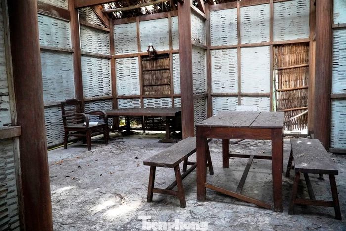 Nhiều vật dụng phục dựng bên trong ngôi nhà có dấu hiệu xuống cấp do thời gian và điều kiện bảo quản.