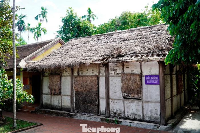 Ngôi nhà ở của cụ Phan Bội Châu nằm trong khuôn viên Khu lưu niệm danh nhân Phan Bội Châu, hiện đóng cửa để chờ được tu bổ, sửa chữa.