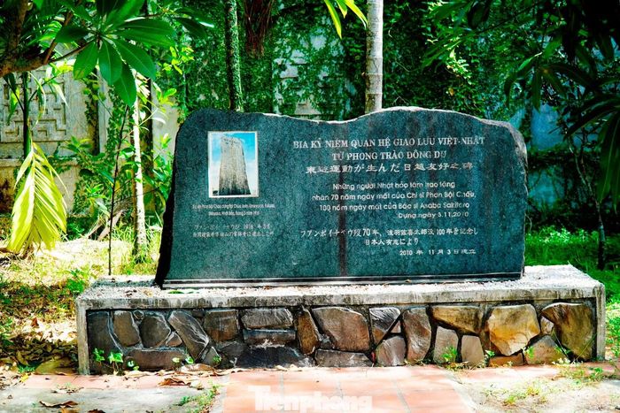 Tấm bia kỷ niệm quan hệ giao lưu Việt - Nhật từ phong trào Đông Du nằm trong khuôn viên Khu lưu niệm.