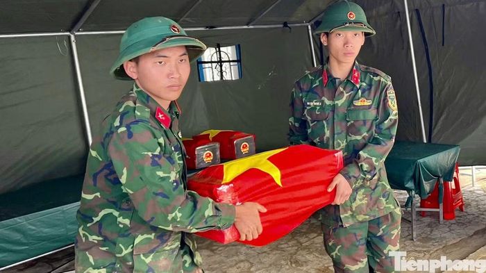 Các chiến sĩ cẩn trọng đưa hài cốt liệt sĩ lên xe để quy tập về Nghĩa trang Liệt sĩ Đà Lạt.