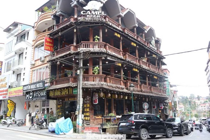 Cũng tại Sa Pa, Hải Sa Pa còn có một nhà hàng lớn khác tại số nhà 019, đường Hoàng Văn Thụ, phường Sa Pa. Nhà hàng này nằm ở ngã ba giao nhau với đường Thạch Sơn, khu vực tập trung đông đúc quán xá, nhà hàng tại phường Sa Pa. Công trình này có diện tích mỗi sàn khoảng hơn 300m2, sức chứa gần 1.000 khách, với thiết kế 3 tầng, 1 tum cùng trang trí lát sàn, trần, xung quanh bằng gỗ.