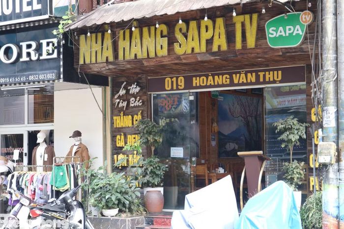 Trước cửa nhà hàng đặt biển hiệu "Nhà hàng Sa Pa TV", cùng thực đơn là các món ăn dân tộc như gà đen, lợn bản, cá hồi, thắng cố được trang trí kín các tầng. Đây là cơ sở kinh doanh đầu tiên của Hải Sa Pa mở tại phường Sa Pa, được khánh thành vào tháng 11/2022. Tại lễ khai trương, khi được hỏi kinh phí đầu tư, Hải Sa Pa từng tiết lộ số tiền mua đất và xây dựng lên đến hơn 100 tỷ đồng. Theo ghi nhận của phóng viên, cơ sở kinh doanh này vẫn sáng đèn, cửa mở, nhân viên thực hiện vệ sinh nhà hàng. Dưới khu vực bếp ăn, các nhân viên đang nhặt rau, nấu nướng.