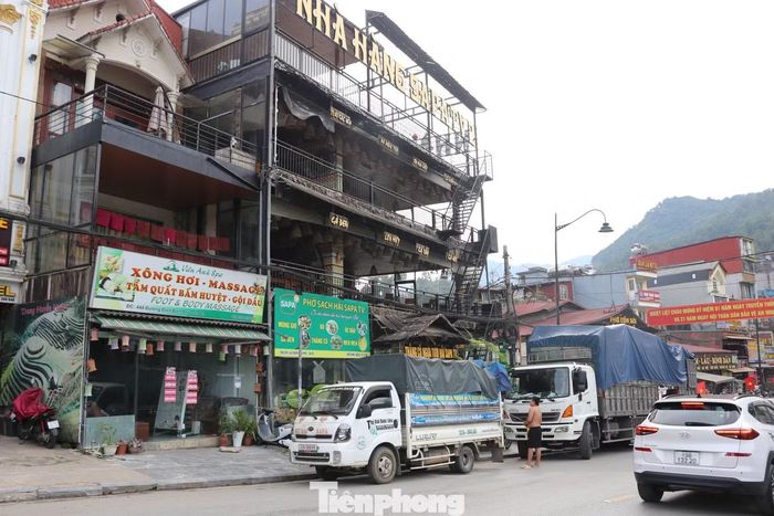 Thời điểm phóng viên có mặt, ngoài cửa của cơ sở này đã khoá ngoài. Phía trong nhà không có nhân viên hay hoạt động. Theo những người dân xung quanh thì cơ sở này tạm dừng khoảng nửa tháng nay. Lý do là nhân viên đi cùng Hải Sa Pa tham gia các gian hàng kinh doanh thắng cố ngựa tại hội chợ ở các tỉnh, thành ở miền Bắc.
