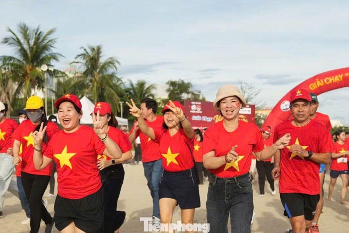 Trong những chiếc áo cờ đỏ sao vàng, các bạn trẻ cùng lan tỏa niềm tự hào dân tộc trên đường chạy.