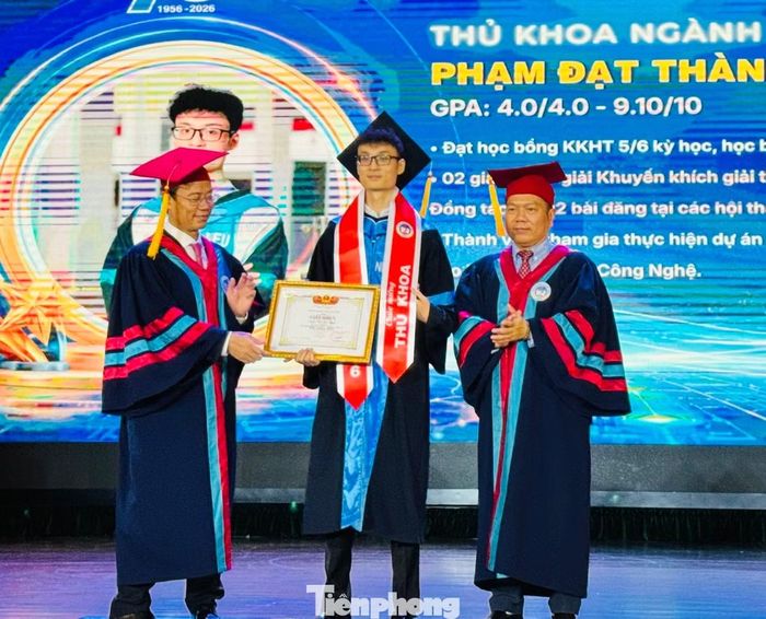 Ban Giám đốc Đại học Kinh tế Quốc dân tặng giấy khen tân thủ khoa ngành trong lễ tốt nghiệp. Ảnh: Nghiêm Huê